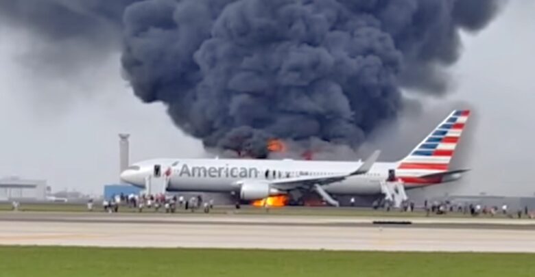 Pánico en el aire: Avión de American Airlines vuelve de emergencia a ...